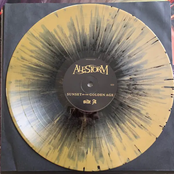 Alestorm - Sunset On The Golden Age (2 платівки, Чорний, Золотий, Бризки, Record Store Day, Лимітоване, Спеціальне видання) - фото №7