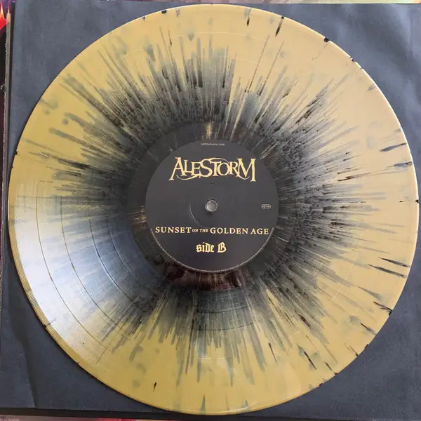 Alestorm - Sunset On The Golden Age (2 платівки, Чорний, Золотий, Бризки, Record Store Day, Лимітоване, Спеціальне видання) - фото №8