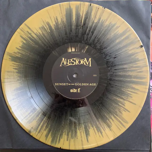 Alestorm - Sunset On The Golden Age (2 платівки, Чорний, Золотий, Бризки, Record Store Day, Лимітоване, Спеціальне видання) - фото №9