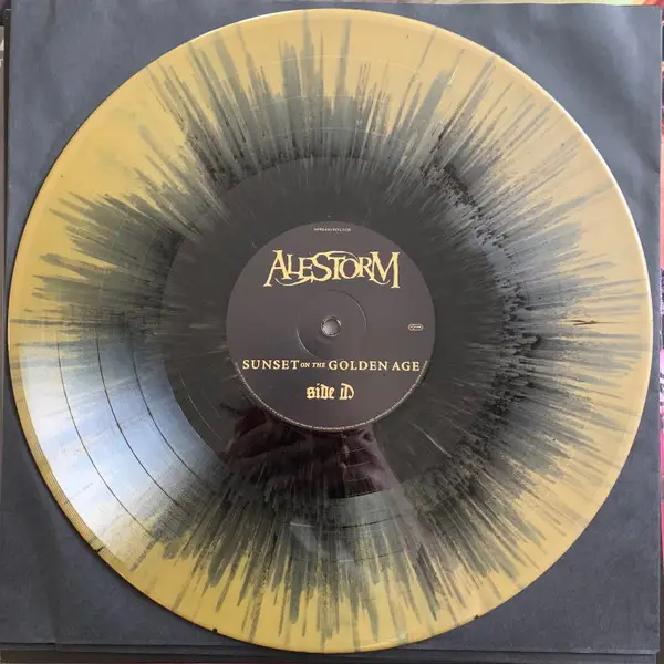 Alestorm - Sunset On The Golden Age (2 платівки, Чорний, Золотий, Бризки, Record Store Day, Лимітоване, Спеціальне видання) - фото №10