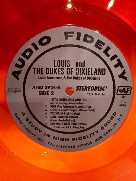 Louis Armstrong - Louis Armstrong and the Dukes of Dixieland (Червоний, Перевидання) - фото №4