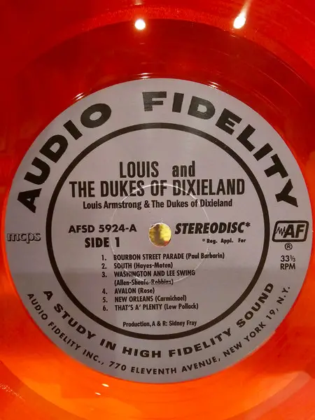 Louis Armstrong - Louis Armstrong and the Dukes of Dixieland (Червоний, Перевидання) - фото №3