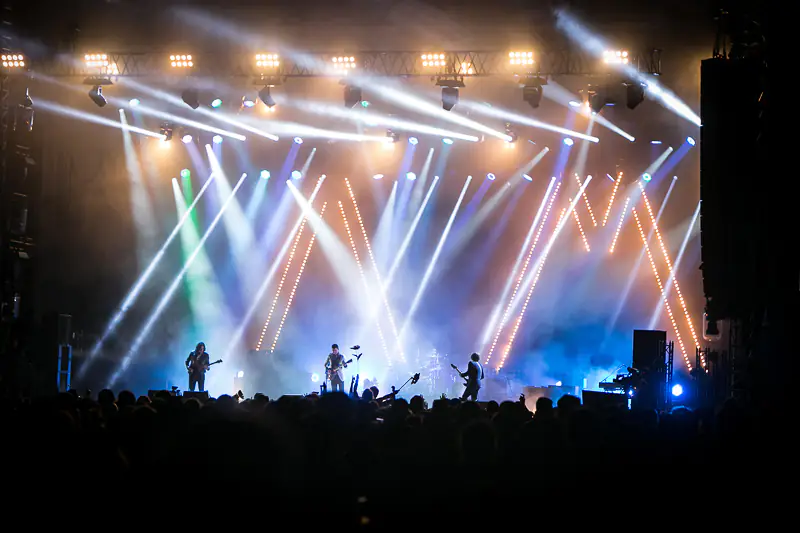 Arctic Monkeys на великій сцені під променями прожекторів