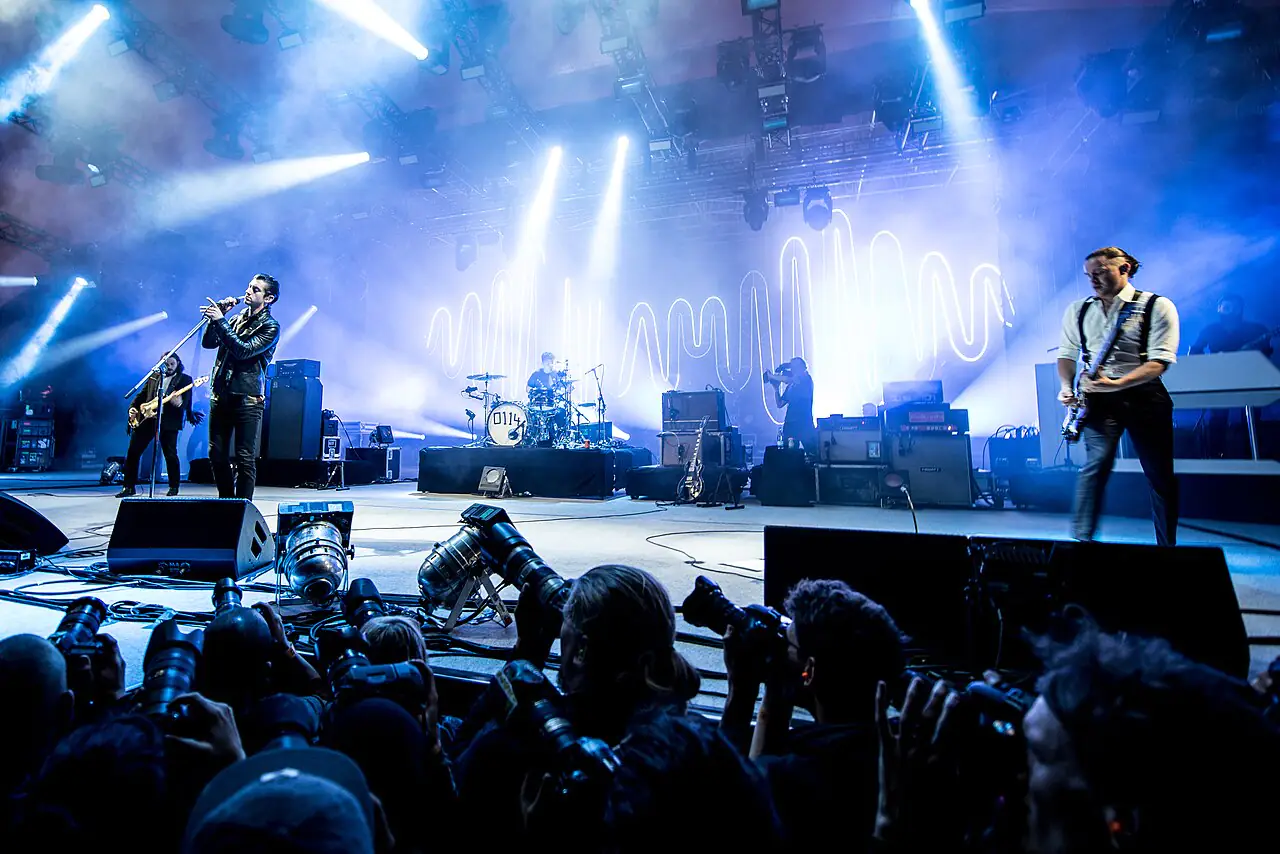 Arctic Monkeys на великій сцені фестивалю, над сценою світиться хвиля
