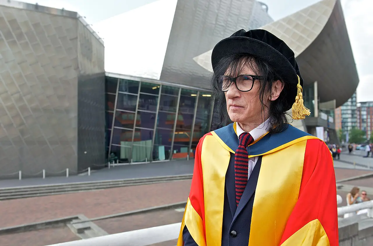Поет Джон Купер Кларк у мантії почесного доктора