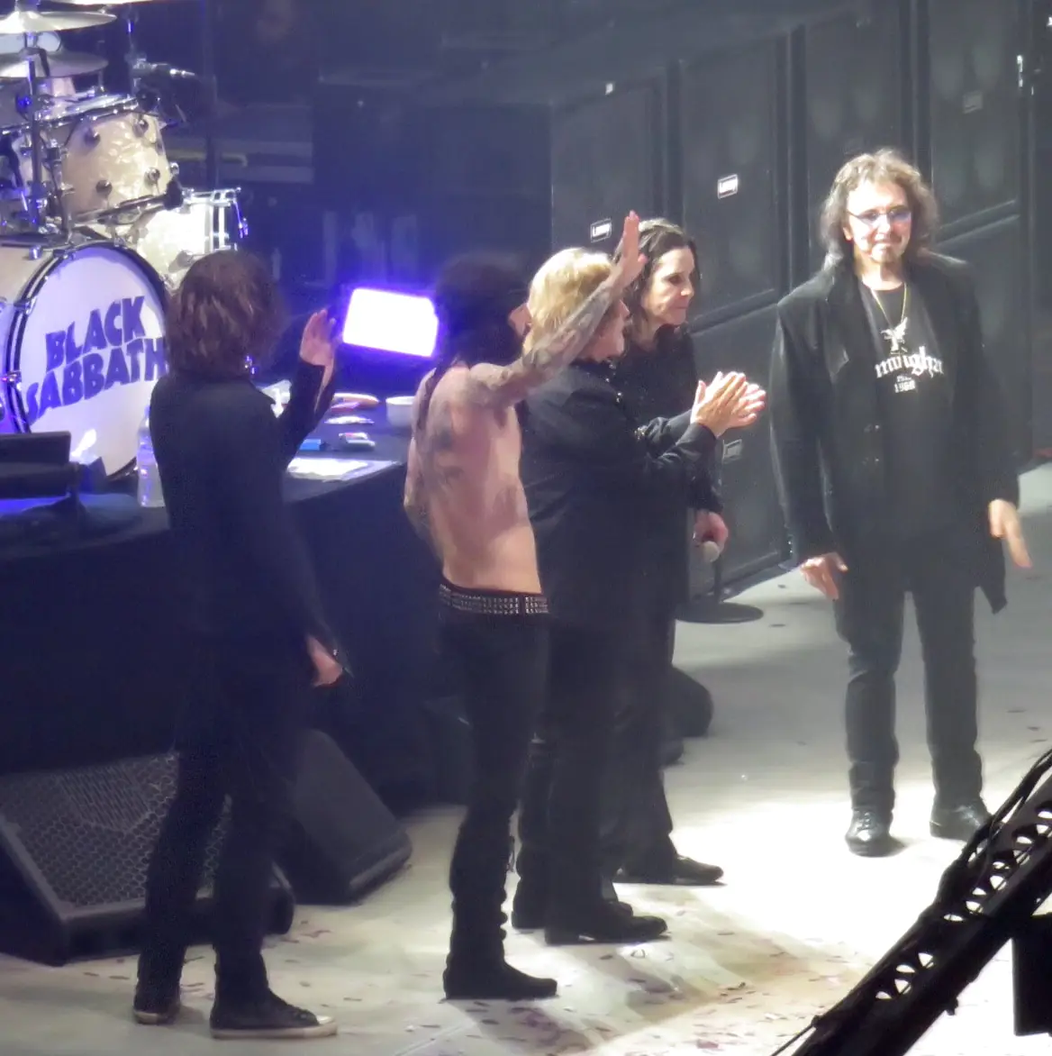 Black Sabbath прощаються з залою після останнього концерту туру The End