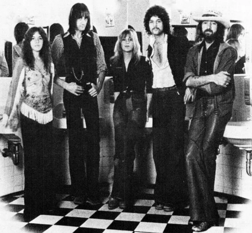 Fleetwood Mac у 1975 році, п'ятеро музикантів на тлі кахляної стіни
