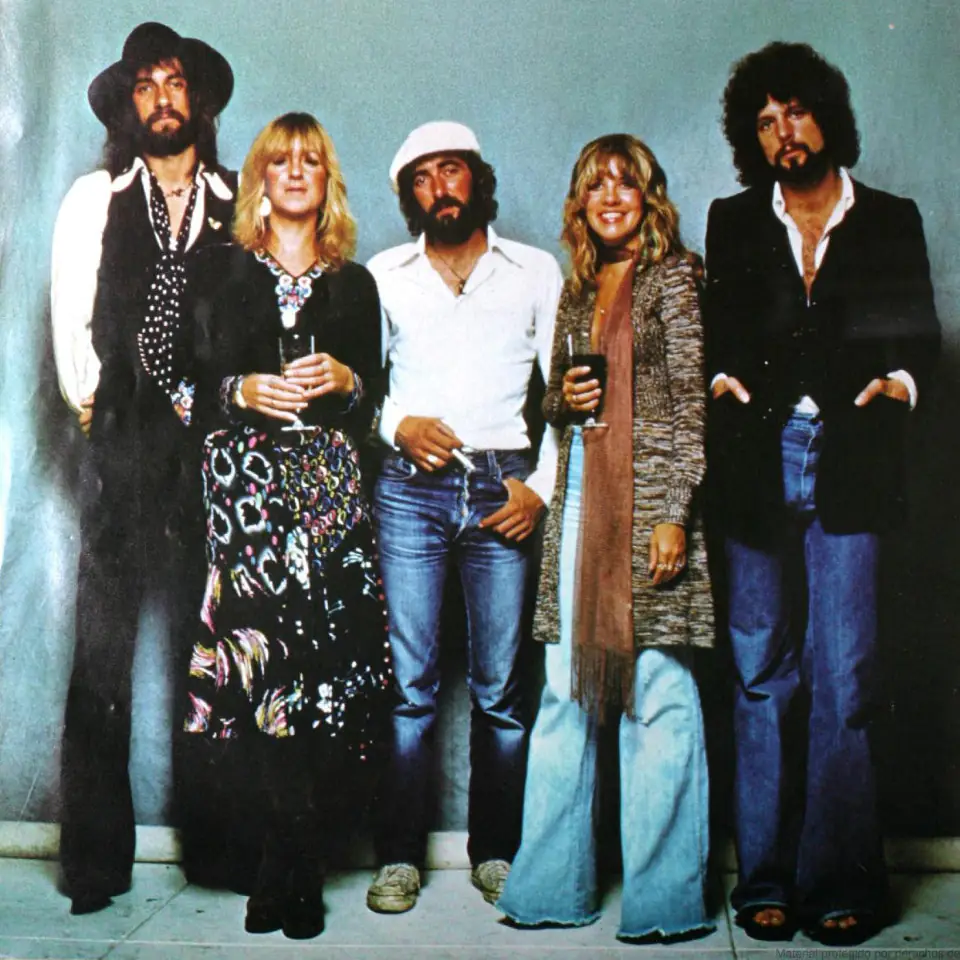 Fleetwood Mac у 1977 році, п'ятеро музикантів біля стіни
