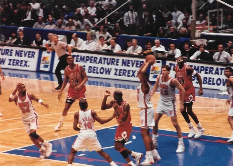 Муки Блэйлок с номером 10 в матче New Jersey Nets против Chicago Bulls, 1991
