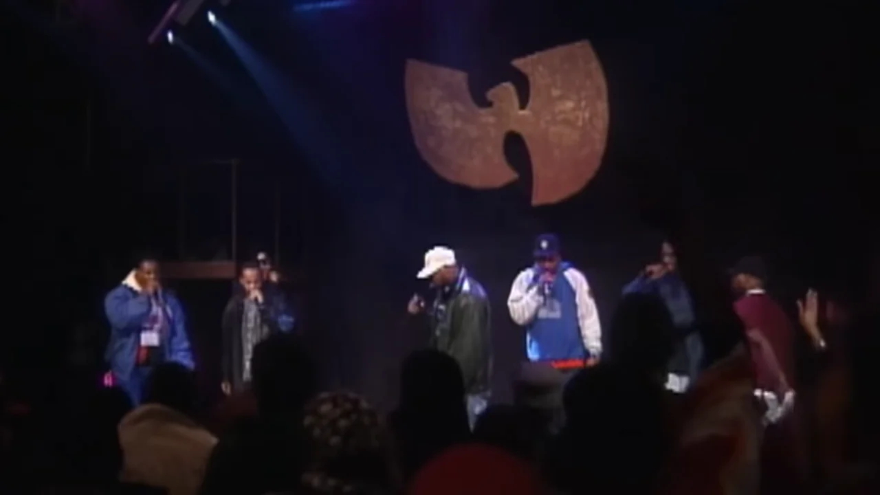 Wu-Tang Clan на сцені Yo! MTV Raps під логотипом W